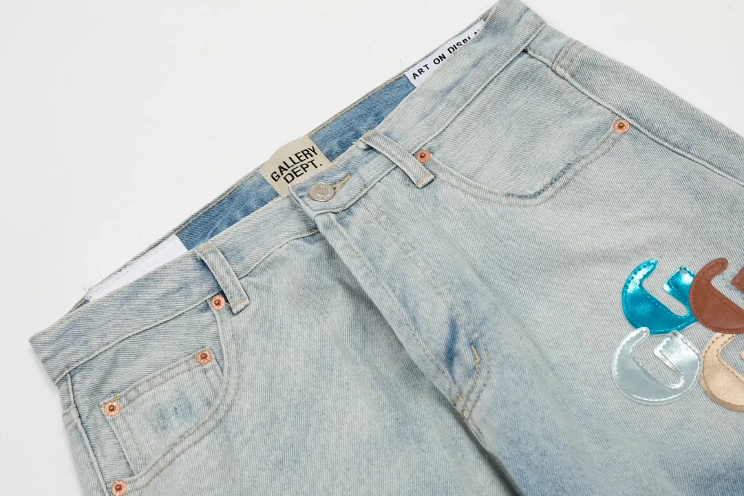 #8103 P240💰 GALLERY DEPT High Street Washed Embroidery Color Letters Water Ripple American Flare Pants Jeans -Original purchase and pattern making to truly restore the ultimate vintage texture -Original hardware accessories, washed and other elevators, QR code analysis are all purchased from the original factory, high degree of restoration, you are welcome to compare with a certain product ~ -Three-dimensional version Loose and comfortable, not picky about the figure, taller and slimmer, factory Seiko, original factory quality control, same style for men and women, can be matched with couples Versatile recommendation: must-have jeans for all seasons Color: blue Size: S-XXL (28-36)